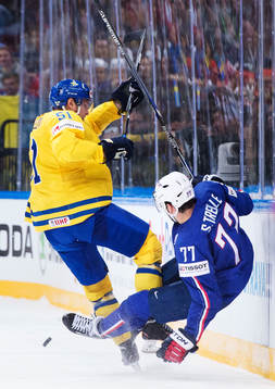 Sveriges Jonas Ahnelöv tacklar Frankrikes Sacha Treille