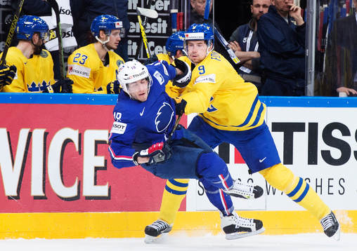 Frankrikes Yohann Auvitu blir tacklad av Sveriges Filip
