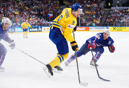 Sveriges Filip Forsberg lurar Frankrikes Kevin