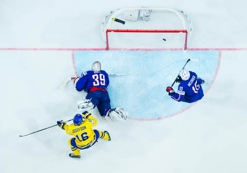Sveriges Jacob Josefson skjuter in 1-0 bakom Frankrikes