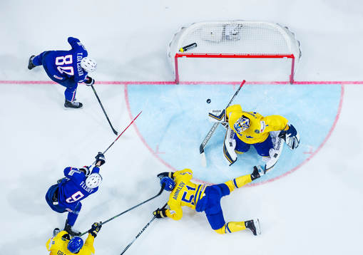 Frankrikes Damien Fleury skjuter in 1-2 bakom Sveriges