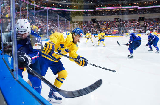Frankrikes Julien Desrosiers blir tacklad av Sveriges Anton