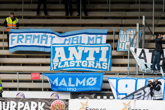 Malmö FFs supportrar som hängt upp budskap på läktaren