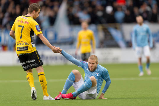 Elfsborgs Marcus Rohdén hjälper Malmö FFs Anton