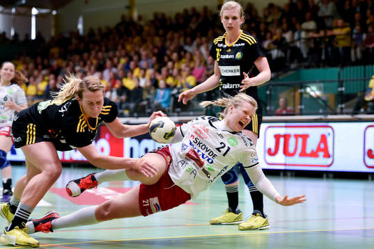 Skövdes Caroline Friberg kastar sig mot mål
