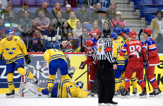 Oroligt framför Sveriges målvakt Jhonas Enroth när