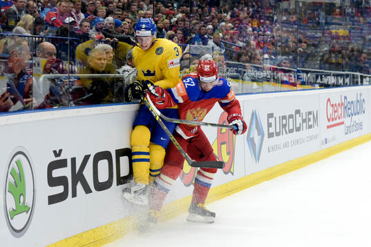 Sveriges John Klingberg tacklas av Sergei Shirokov