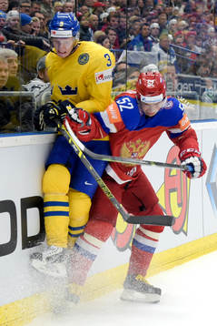 Sveriges John Klingberg tacklas av Sergei Shirokov