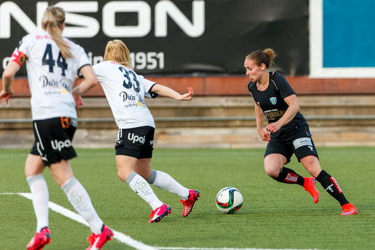Göteborgs Manon Melis med bollen