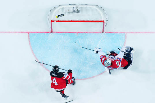 Kanadas Taylor Hall skjuter in 1-0 bakom Tjeckiens målvakt