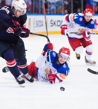 s Dylan Larkin och Rysslands Viktor Tikhonov kämpar om