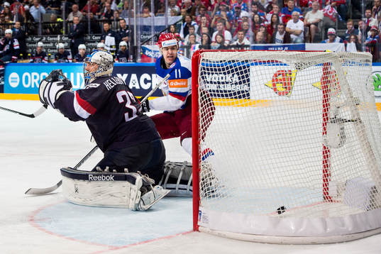 Rysslands Yevgeni Malkin ser 0-1 pucken från Sergei