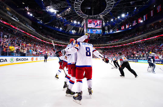 Rysslands Viktor Tikhonov och Alexander Ovechkin jublar
