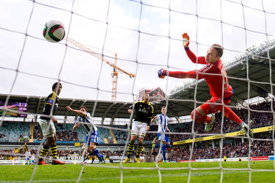 IFK Göteborgs Lasse Vibe nickar in bollen till 1-0 bakom