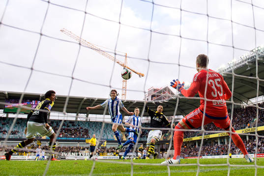 IFK Göteborgs Lasse Vibe nickar in bollen till 1-0 bakom