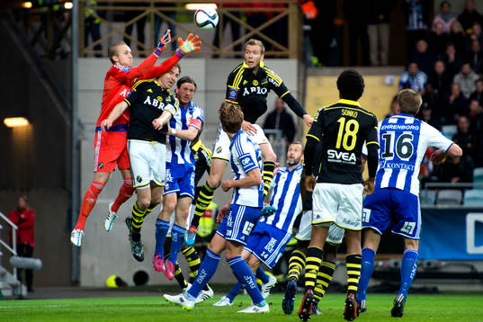 s målvakt Patrik Carlgren hoppar mot bollen
