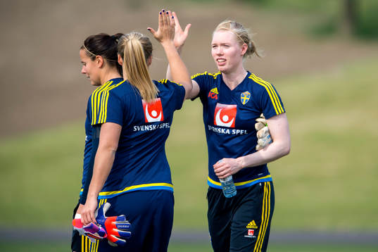 Sveriges målvakt Hedvig Lindahl gör high-five med