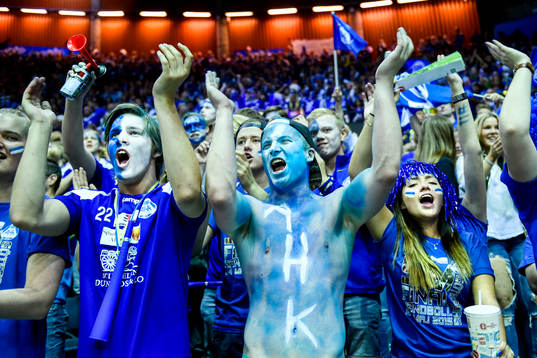 Alingsås supportrar före SM-finalen i handboll mellan