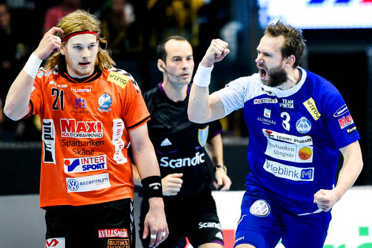 Alingsås Daniel Tellander jublar samtidigt som