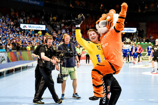 Kristianstads målvakt Leo Larsson jublar med en maskot