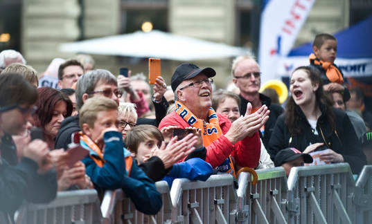 Glada miner i publiken när IFK-spelarna hyllas på torget
