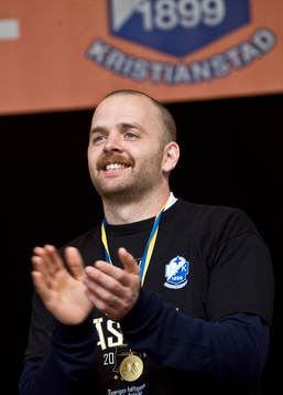 Lagkapten Johan Jeppsson tackar publiken när IFK-spelarna