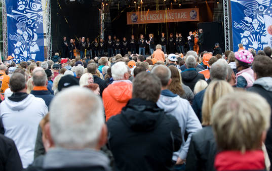Trångt framför scenen när IFK-spelarna hyllas på torget