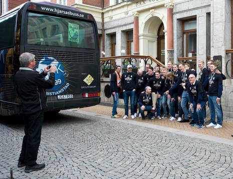 En lagbild bakom scen innan IFK-spelarna hyllas på torget