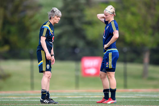 Förbundskapten Pia Sundhage och Nilla Fischer