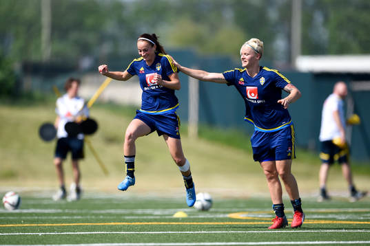 Sveriges Kosovare Asllani och Nilla Fischer