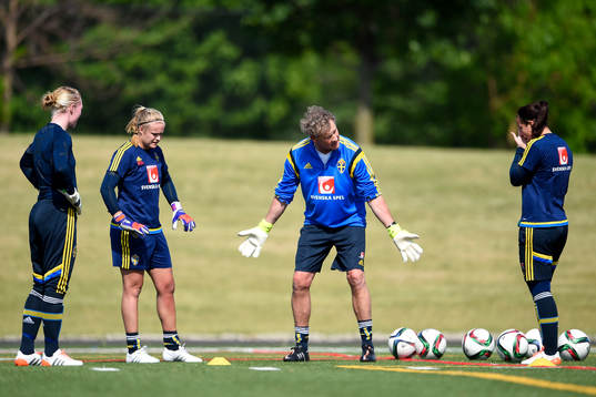 Sveriges målvakt Hedvig Lindahl, målvakt Hilda Carlén