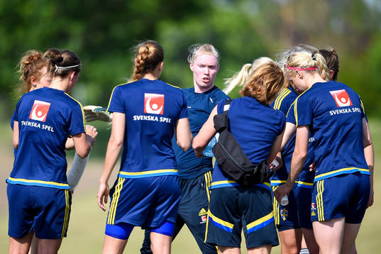 Sveriges målvakt Hedvig Lindahl instruerar lagkamraterna