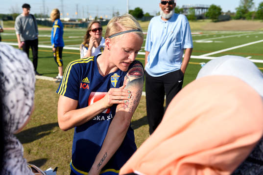 Sveriges Nilla Fischer visar upp sina tatueringar för