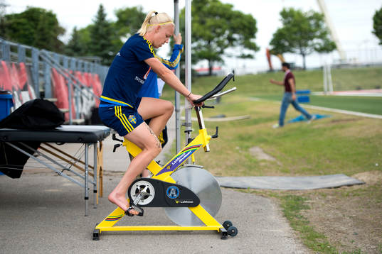 Sveriges Caroline Seger cyklar