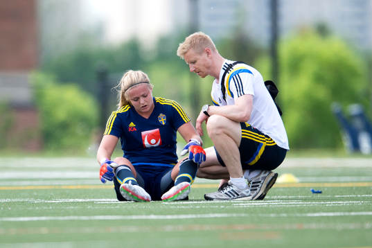 Sveriges målvakt Hilda Carlén tittas till av sjukgymnast