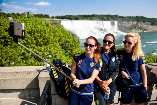 Sveriges Kosovare Asllani, Maria Banusic och Emma Lund tar