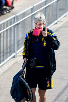 Sveriges Förbundskapten Pia Sundhage gör tummen upp