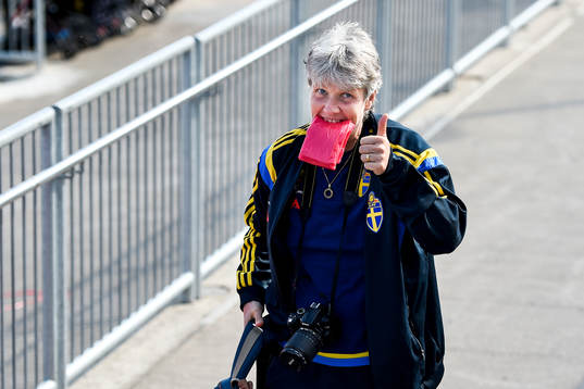 Sveriges Förbundskapten Pia Sundhage gör tummen upp