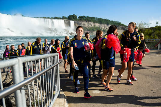 Sveriges spelare med Therese Sjögran (m) kommer i land
