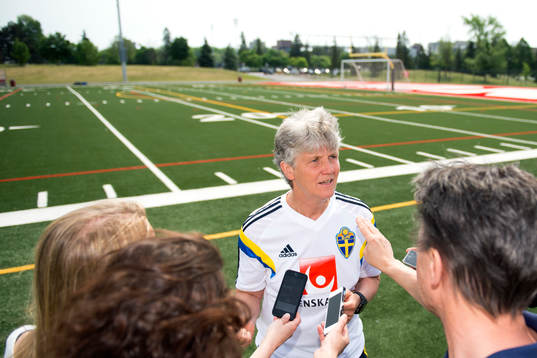 Sveriges förbundskapten Pia Sundhage blir intervjuad innan