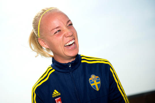 Sveriges Carolien Seger blir intervjuad innan en träning