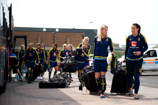 Sveriges Olivia Schough och målvakt Carola Söberg