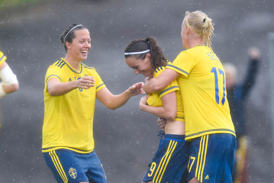Sveriges Kosovare Asllani jublar