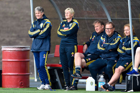 Sveriges förbundskapten Pia Sundhage och assisterande