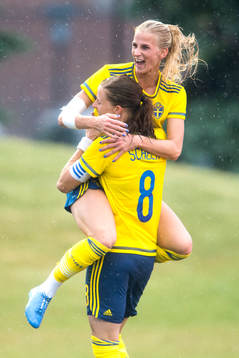 Sveriges Sofia Jakobsson och Lotta Schelin firar
