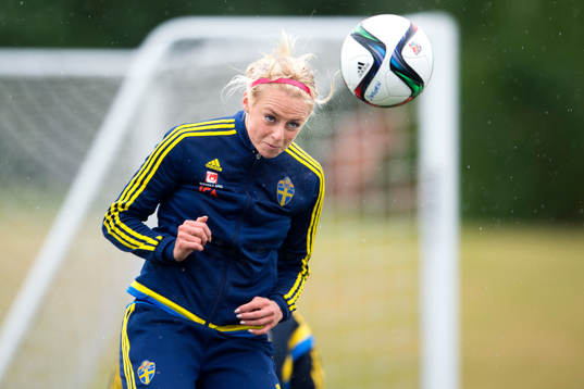 Sveriges Amanda Ilestedt nickar en boll