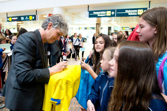Sveriges förbundskapten Pia Sundhage skriver autografer