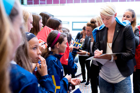 Sveriges Nilla Fischer skriver autografer när laget