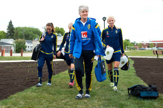 Sveriges Kosovare Asllani, förbundskapten Pia Sundhage och