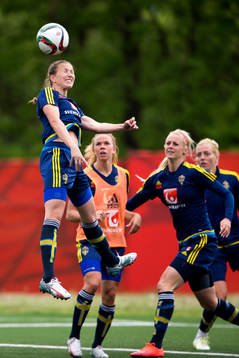 Sveriges Emma Berglund nickar en boll